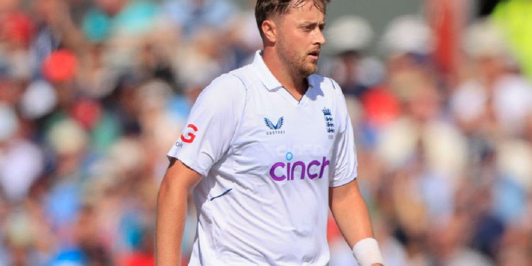Steve Harmison predicts Ollie Robinson's demise in the 2023 Ashes because "England can't afford to take the risk." 1 Steve Harmison