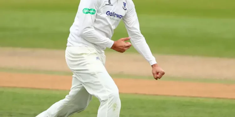 After experiencing a visa delay, Mir Hamza joins Warwickshire for two games.