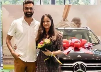 Jaydev Unadkat purchases an SUV from Mercedes-Benz for more than INR 1 crore.