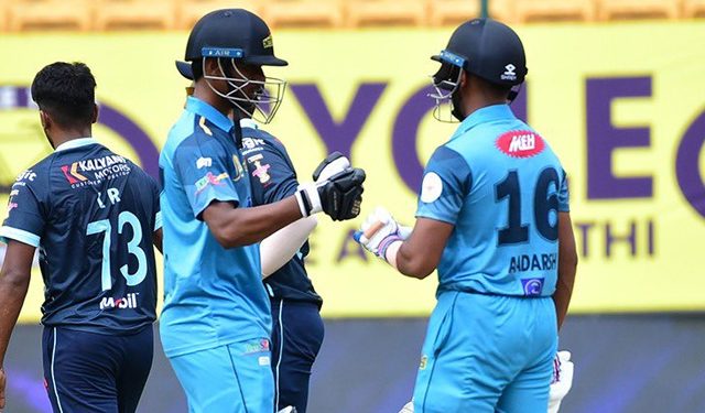 Maharaja Trophy KSCA T20 2023: Day 1 saw Hubli Tigers overcome Mysuru Warriors and Gulbarga Mystics dominate Bengaluru Blasters. 1 Maharaja Trophy KSCA T20 2023: Day 1 saw Hubli Tigers overcome Mysuru Warriors and Gulbarga Mystics dominate Bengaluru Blasters.