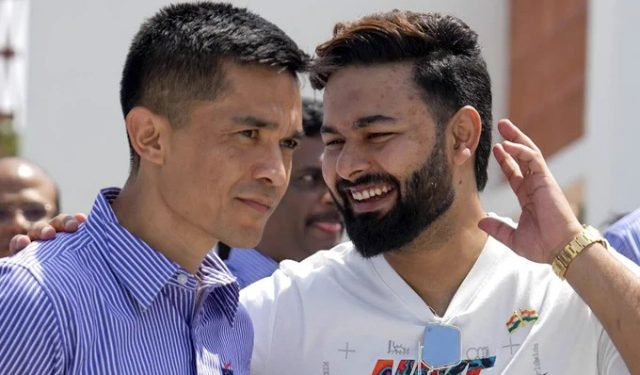 Sunil Chhetri and Rishabh Pant meet, and a Delhi Capitals photo goes viral 1 Sunil Chhetri and Rishabh Pant meet, and a Delhi Capitals photo goes viral