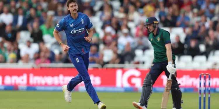 Ireland's record 9th and 10th wicket stands were in vain as England defeated Ireland by 48 runs in the second One-Day International. 1 Ireland's record 9th and 10th wicket stands were in vain as England defeated Ireland by 48 runs in the second One-Day International.