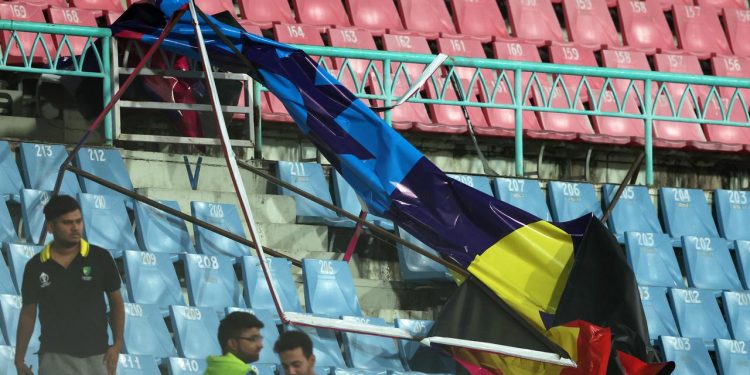 Strong wind during the Australia vs. Sri Lanka match at Lucknow Stadium caused hoardings to topple into the audience in CWC 2023. 1 Strong wind during the Australia vs. Sri Lanka match at Lucknow Stadium caused hoardings to topple into the audience in CWC 2023.