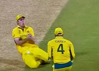 Fans reacted after seeing the picture of Mitchell Marsh dropping Virat Kohli's catch go viral.