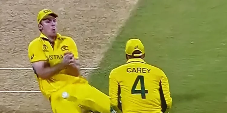 Fans reacted after seeing the picture of Mitchell Marsh dropping Virat Kohli's catch go viral. 1 Fans reacted after seeing the picture of Mitchell Marsh dropping Virat Kohli's catch go viral.