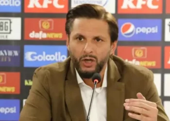 Journalist who allegedly leaked Babar Azam's private conversation with PCB COO gets criticized by Shahid Afridi.