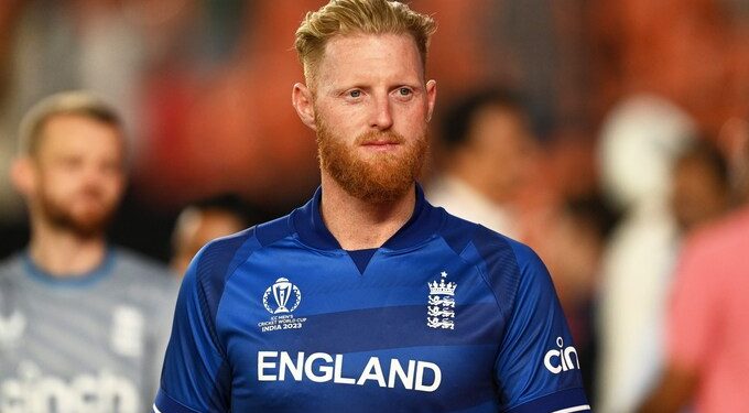 Why did Ben Stokes only sign a one-year contract to play center for England?