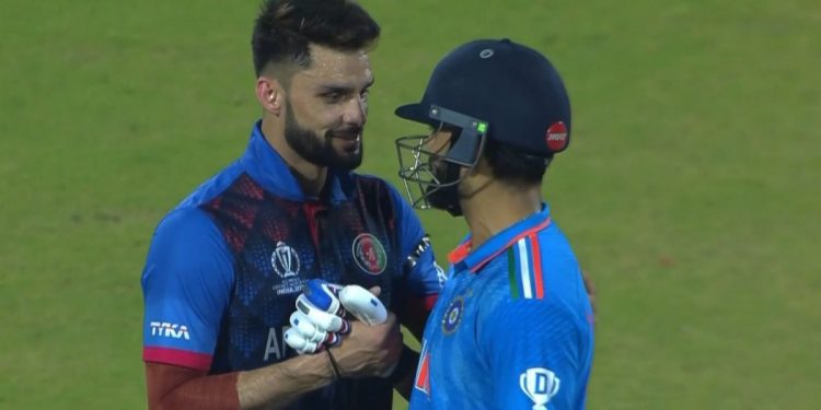 Virat Kohli and Naveen-ul-Haq smile at Arun Jaitley during the ODI World Cup in 2023.