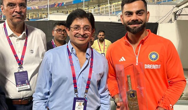 On his birthday in 2023, Virat Kohli receives a golden bat from CAB President Snehasish Ganguly at the ODI World Cup.