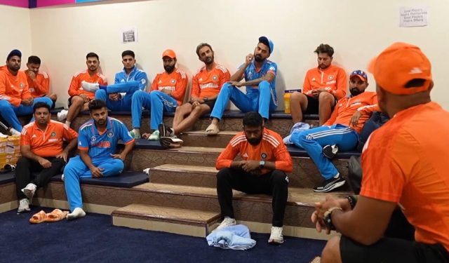 After the ODI World Cup Final, Team India's fielding coach continued the 'Best Fielder' medal presentation while expressing gratitude to the unshakable support of the fans. 1 Team India