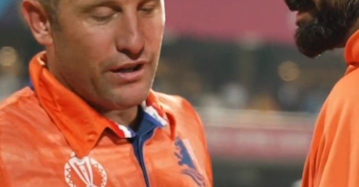 Watch: As the Netherlands bids India farewell, Virat Kohli gives a shirt to Roelof van der Merwe. 1 Watch: As the Netherlands bids India farewell, Virat Kohli gives a shirt to Roelof van der Merwe.