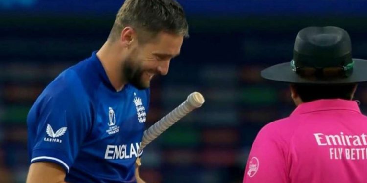 Chris Woakes alerts the on-field umpire to the helmet problem in order to prevent a timeout. 1 Chris Woakes
