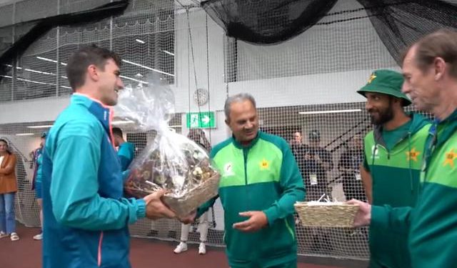 "Had Sourav Ganguly shown up with Christmas gifts for Steve Waugh?" Kerry O'Keeffe inquires. The kindness of Pakistan toward the Australian squad 1 Sourav Ganguly shown up with Christmas gifts for Steve Waugh. Kerry O'Keeffe inquires