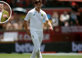 Kevin Pietersen advises debutante Nandre Burger of South Africa to smile less.