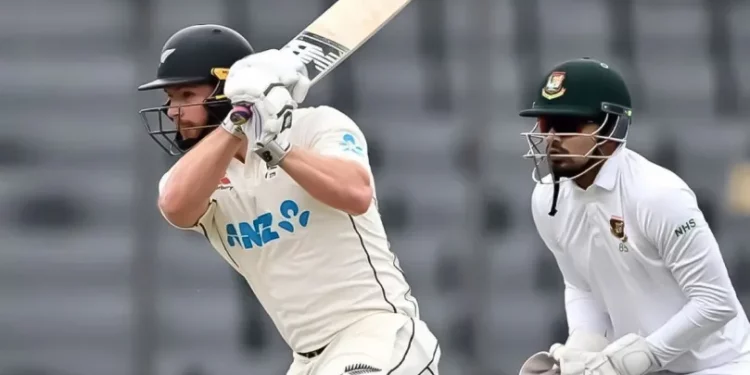 Glenn Phillips praises Santner, calling him "incredibly impressive," as Bangladesh suffers. 1 Glenn Phillips