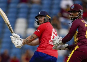 Reactions on Twitter: England wins convincingly thanks to a century from Philip Salt to tie the series 2-2.