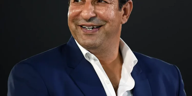 Wasim Akram chastises a fan for making a crude remark about his wife, saying, "I would like to meet your parents." 1 Wasim Akram chastises a fan for making a crude remark about his wife, saying, "I would like to meet your parents."