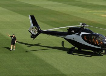 David Warner makes a spectacular helicopter SCG arrival