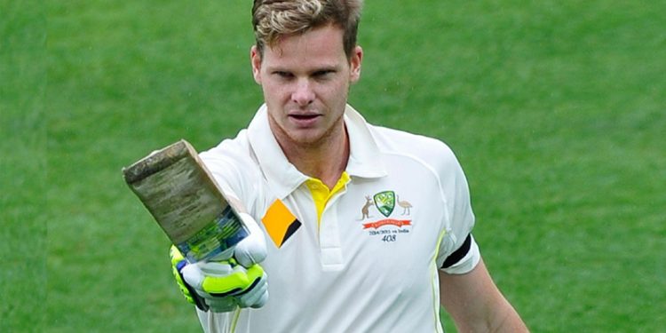 Steve Smith stops play because of a small object on the sight screen