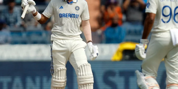 KL Rahul discovers his newfound magic in the middle order following superb strokeplay on Day 2 of the Hyderabad Test: "It gives time to plan your innings." 1 KL Rahul discovers his newfound magic in the middle order following superb strokeplay on Day 2 of the Hyderabad Test: "It gives time to plan your innings."