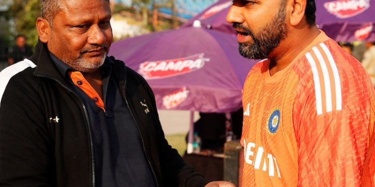 IND vs. ENG: Rohit Sharma makes a touching gesture by giving Sarfaraz Khan's father a hug. 1 IND vs. ENG: Rohit Sharma makes a touching gesture by giving Sarfaraz Khan's father a hug.