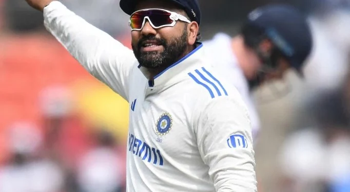 India vs. England: Before seeking a review, Rohit Sharma comically confers with Marais Erasmus 1 India vs. England: Before seeking a review, Rohit Sharma comically confers with Marais Erasmus