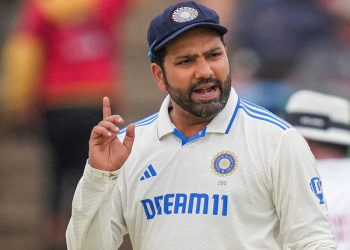 IND vs. ENG: A video of Rohit Sharma cursing his teammates on the stump mic gets viral. 3 IND vs. ENG: A video of Rohit Sharma cursing his teammates on the stump mic gets viral.