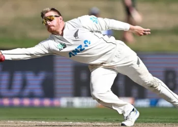 2024 New Zealand vs. South Africa: Glenn Phillips' one-handed acrobatics send Keegan Petersen reeling