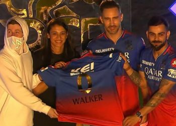 At the unbox event, Alan Walker receives the new RCB jersey from Kohli, Faf, and Smriti.