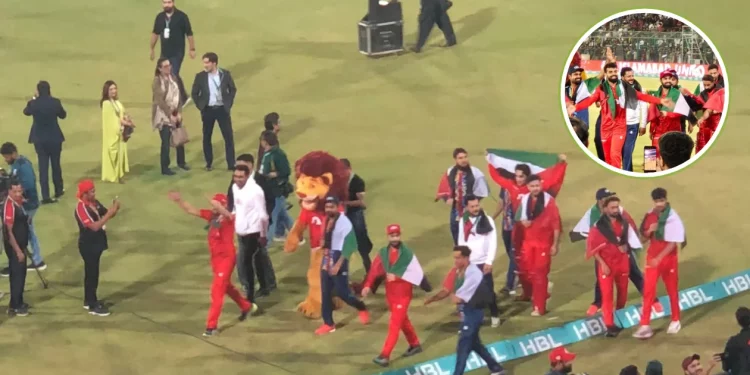 PSL 2024: Following their ultimate triumph, Islamabad United players raise Palestinian flags; the video becomes viral. 1 PSL 2024: Following their ultimate triumph, Islamabad United players raise Palestinian flags; the video becomes viral.