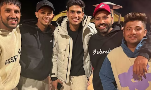 After the historic series victory, Rohit Sharma jokingly made fun of kids by saying, "Garden mein ghoomne wale bande." 1 After the historic series victory, Rohit Sharma jokingly makes fun of kids by saying, "Garden mein ghoomne wale bande."