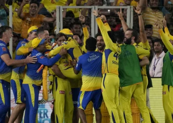 Funny jokes on MS Dhoni's victory lift from the 2023 IPL by Ravindra Jadeja
