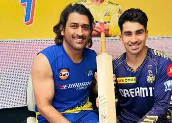 MS Dhoni signs Rahmanullah Gurbaz's bat in the IPL 2024