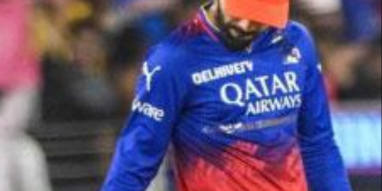 Virat Kohli Flicks Bails in Disappointment After RR Loss, Video Goes Viral 1 Virat Kohli Flicks Bails in Disappointment After RR Loss, Video Goes Viral