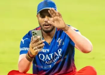 "Mom, how are you feeling?" Yash Dayal welcomes his mother after hitting a game-winning over in the CSK contest 9 "Mom, how are you feeling?" Yash Dayal welcomes his mother after hitting a game-winning over in the CSK contest