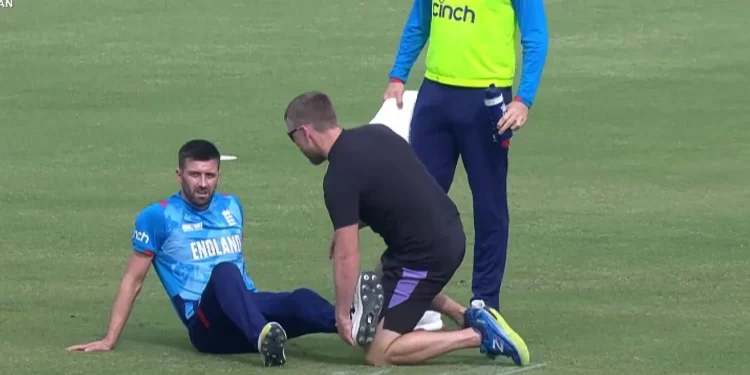 Champions Trophy 2025: Mark Wood departs the field during the AFG vs. ENG match due to a left knee injury 1 Champions Trophy 2025: Mark Wood departs the field during the AFG vs. ENG match due to a left knee injury