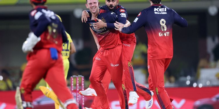 The Chepauk paradox: Bhuvneshwar and Hazlewood reverse the order 1 The Chepauk paradox: Bhuvneshwar and Hazlewood reverse the order