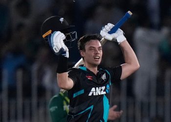 Smith and Chapman lead New Zealand to a resounding victory.