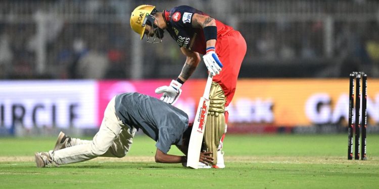 Watch: IPL 2025: A pitch intruder disrupts the tournament's opening match against Virat Kohli 1 Watch: IPL 2025: A pitch intruder disrupts the tournament's opening match against Virat Kohli