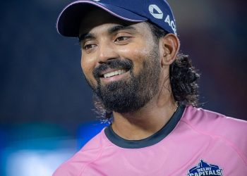 Zeeshan Ansari is brought in by SRH to bat, while KL Rahul is brought in for DC.