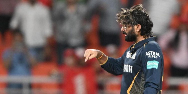 IPL 2025: Arshdeep's deflection causes Rahul Tewatia to have an unfortunate run out. 1 IPL 2025: Arshdeep's deflection causes Rahul Tewatia to have an unfortunate run out.