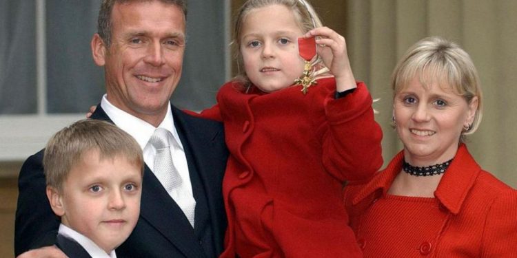 Lynn, Alec Stewart's wife, dies after a protracted fight with cancer.