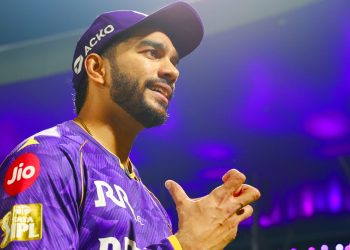 IPL 2025: Venkatesh Iyer misses an easy catch after losing sight of the ball in the lights