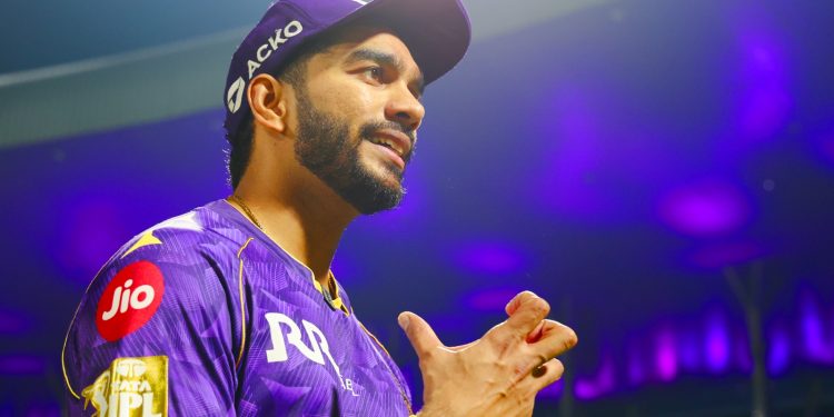 IPL 2025: Venkatesh Iyer misses an easy catch after losing sight of the ball in the lights 1 IPL 2025: Venkatesh Iyer misses an easy catch after losing sight of the ball in the lights