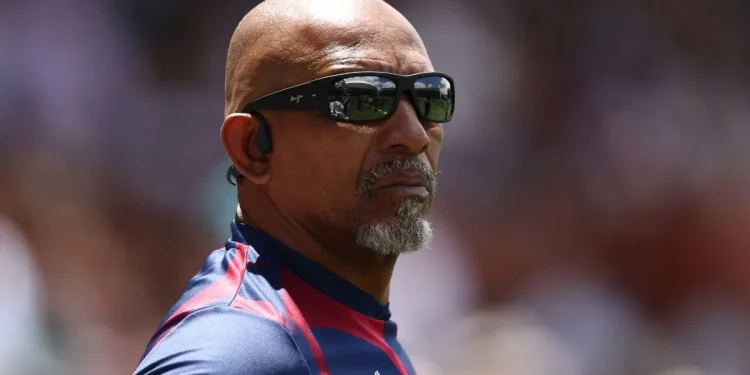 Prior to the Zimbabwe Tests, Phil Simmons, the coach of Bangladesh, stated, "I want to play Tests on proper wickets." 1 Prior to the Zimbabwe Tests, Phil Simmons, the coach of Bangladesh, stated, "I want to play Tests on proper wickets."