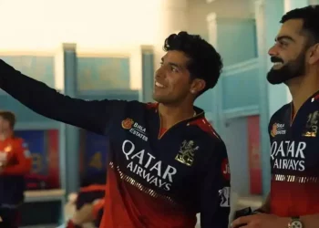 Virat Kohli makes light-hearted fun of his "annoying" RCB colleague by saying, "Dimaag khaata rehta hai."