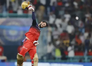 After Jitesh Sharma swings the helmet in ecstatic joy, RCB makes fun of Avesh Khan by saying, "Didn't throw the helmet."