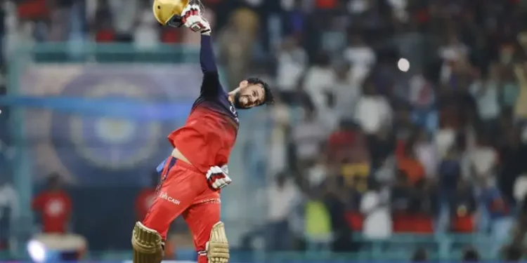 After Jitesh Sharma swings the helmet in ecstatic joy, RCB makes fun of Avesh Khan by saying, "Didn't throw the helmet." 1 After Jitesh Sharma swings the helmet in ecstatic joy, RCB makes fun of Avesh Khan by saying, "Didn't throw the helmet."