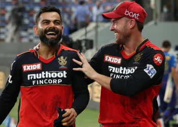 He bats rather slowly, isn't he? AB de Villiers attacks Virat Kohi's detractors, saying, "Eat that."