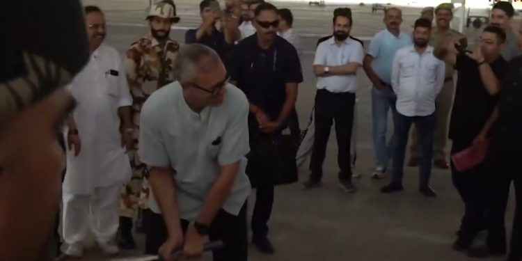 While visiting LoC relief camps amid tensions between India and Pakistan, the chief minister of Jammu & Kashmir plays cricket. 1 While visiting LoC relief camps amid tensions between India and Pakistan, the chief minister of Jammu & Kashmir plays cricket.